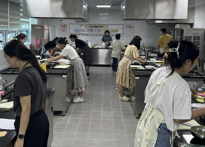 영양 플러스 사업 대상자들이 요리 교실에서 함께 요리를 실습하고 있다.