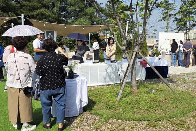 27일 진행된 화성미감 향토음식 전시회에서 관람객들이 향토음식을 살펴보고 있다
