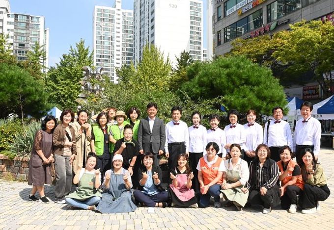 조용익 부천시장과 마을공동체 한마당 참가 공동체 대표자들이 단체 사진을 찍고 있다.