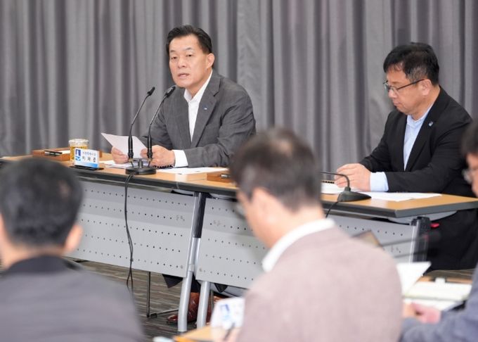 이재준 수원시장이 29일 시청 중회의실에서 열린 10월 확대간부회의에서 발언하고 있다.
