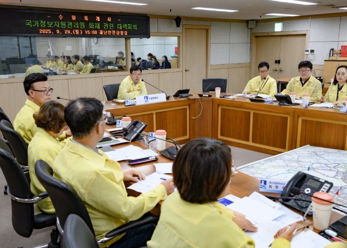 김현수 수원시 제1부시장이 ‘국가정보자원관리원 화재 관련 대책회의’에서 발언하고 있다.