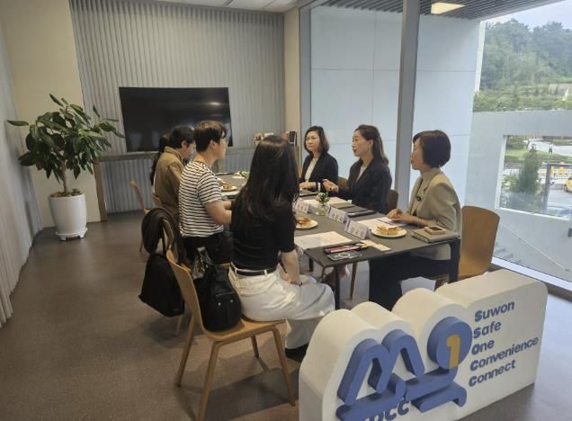 김은주 수원시 여성가족국장과 수원시 1인가구 시민네트워크 관계자들이 간담회를 하고 있다.