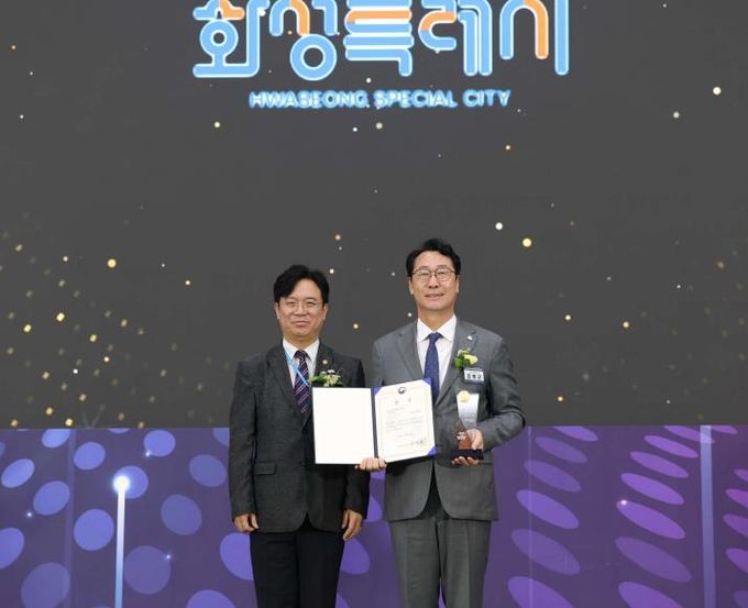 정명근 화성특례시장이 지난달 30일 2025년 전국 지자체 일자리대상에서 공시제 부문 최우수상을 수상하고 김영훈 고용노동부 장관과 기념 촬영을 하고 있다