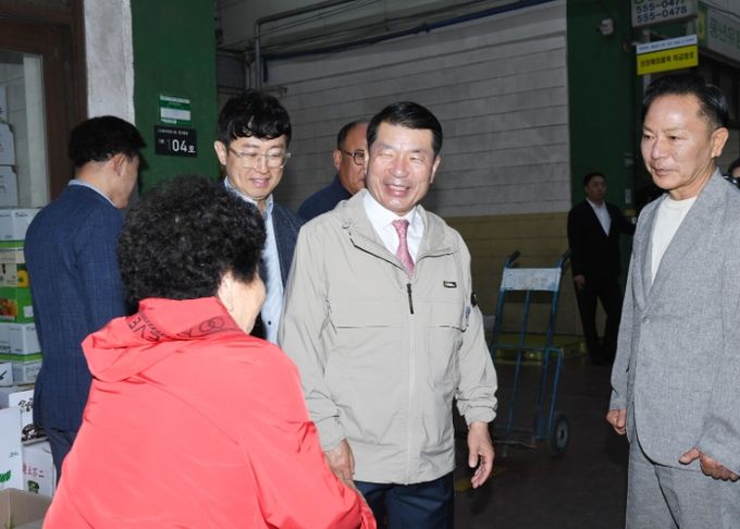 백경현 구리시장, 추석 앞두고 도매시장 찾아 따뜻한 장보기 동행