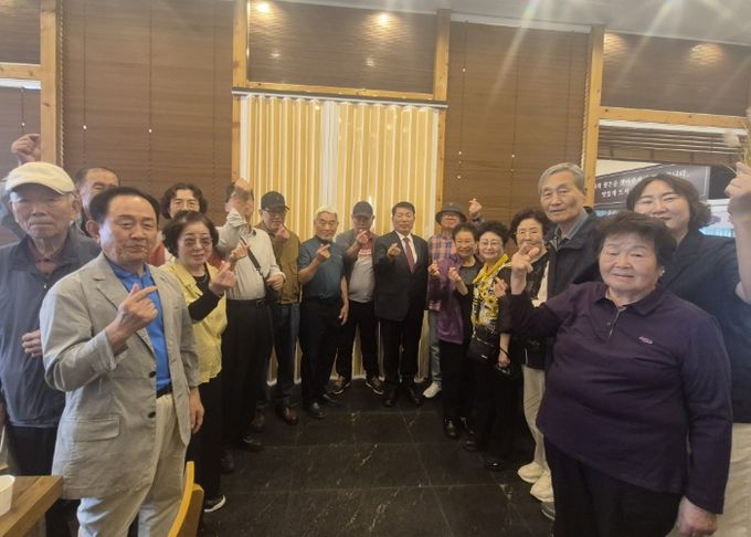 인창동 경로당협의회에 참석한 백경현 구리시장이 노인복지 시책을 설명하고 있다.