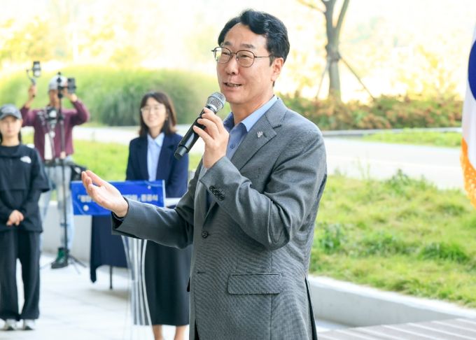 정명근 화성특례시장이 1일 동탄호수공원 주차타워 준공식에서 인사말을 하고 있다