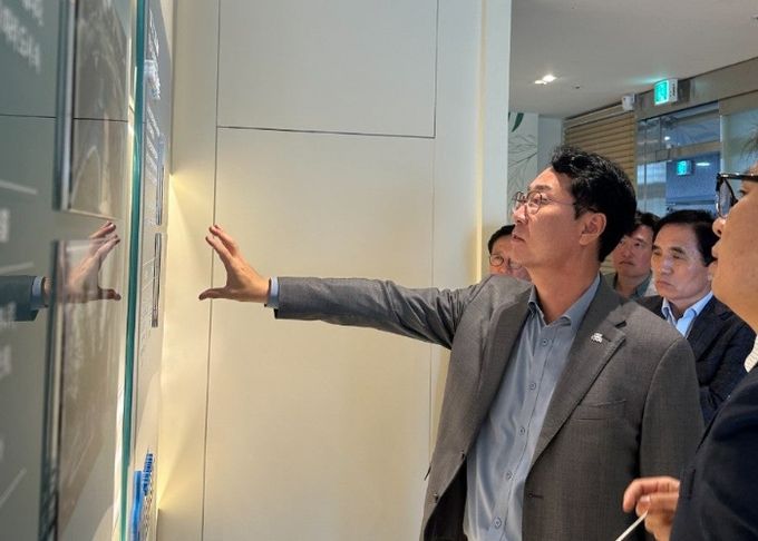 정명근 화성특례시장이 1일 경부직선화 상부공원 현장 상황실을 찾아 공사 진행상황을 점검하고 있다