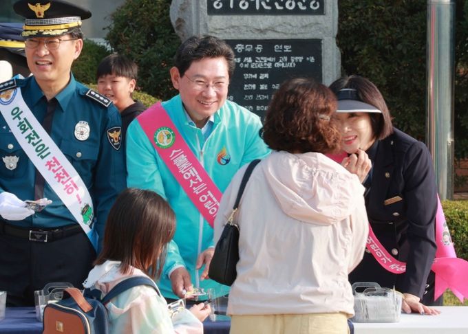 이상일 용인특례시장은 1일 처인구 이동읍 송전초등학교를 방문해 교통안전 캠페인에 참여했다