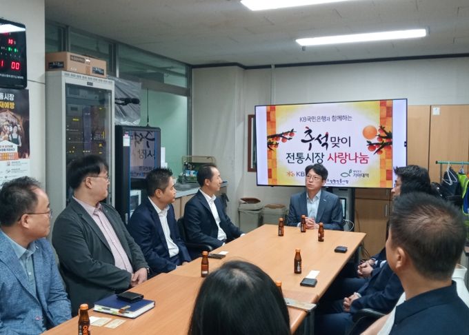 홍지선 부시장 및 안계창 상인회장 등 행사 관계자들이 사업 추진 관련 의견을 나누고 있다.
