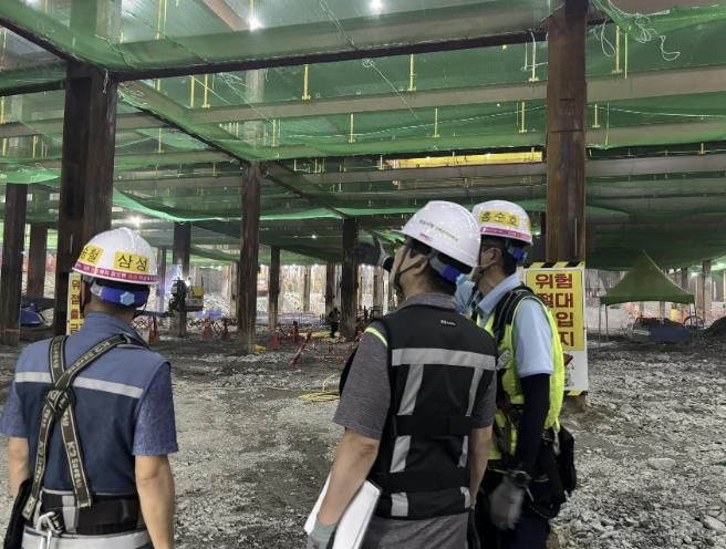 성남시 관계자들이 한 대형 건축공사장에 대한 안전점검을 실시하고 있다