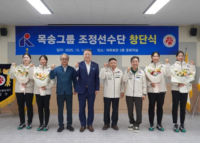 여자 조정선수단 창단식 좌측부터) 김은유, 서예서, 김영삼 사무처장, 전갑수 체육회장,이명식 목송그룹 회장, 정재수 조정선수단장, 김정민, 김지선