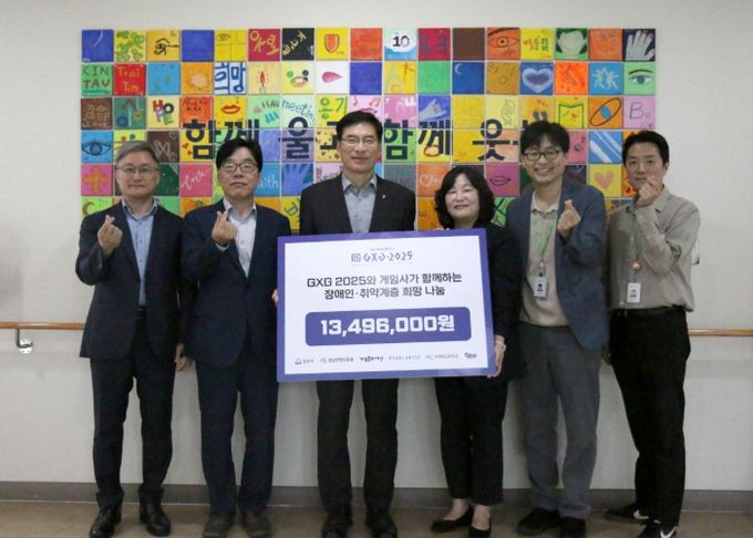 (왼쪽부터) 성남산업진흥원 이양구 콘텐츠산업부장, 이덕희 전략산업본부장, 이의준 원장, 성남시 한마음복지관 허영미 관장