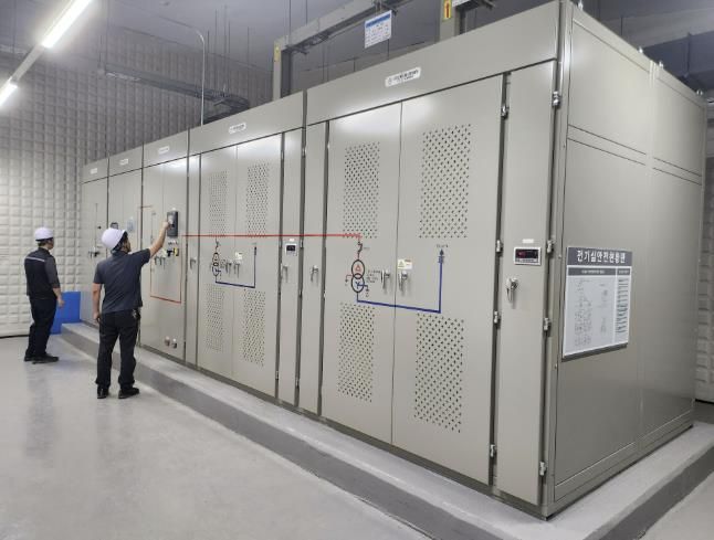 화성특례시 관계자가 화성동탄중앙도서관 전기실을 점검하고 있다