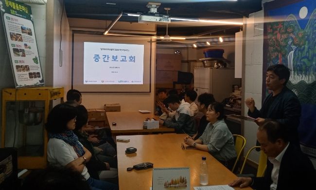 이희문 금곡홍유릉상점가 상인회장이 중간보고회 참석자들에게 그간 추진 사항 등에 대해 설명하고 있다.