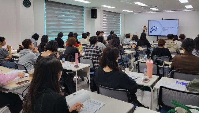 화성특례시가 16일 읍면동 간호직 공무원을 대상으로 역량강화 교육을 하고 있다