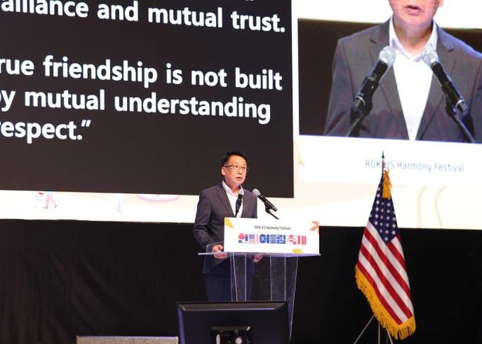 한미어울림 축제에서 축사하는 강정구 의장