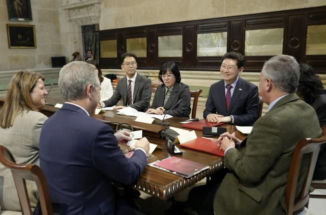 이상일 용인특례시장이 지난해 2월 22일 스페인 세비야 시청을 방문해 호세 루이스 산즈 시장과 우호교류의향서를 교환한 뒤 시 관계자들과 교류 협력 방안을 논의하는 모습