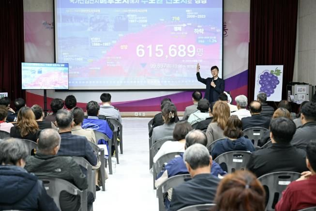 이민근 안산시장이 대부동 주민과의 대화에서 시정 운영 방향을 설명하고 있다.