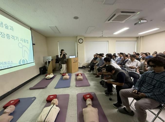 운수종사자가 심폐소생술 교육을 받고 있다.