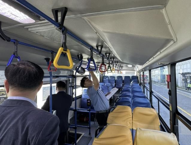 구리시 시내버스 공공관리제 차량 청결 점검 대상 차량의 에어컨 망 및 필터 청소 상태 점검