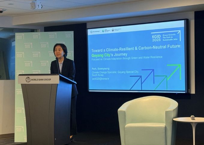 고양시 전문위원이 자연기반해법(Nature-Based Solutions, NBS)을 적용한 기후위기 적응 사례를 발표하고 있다.