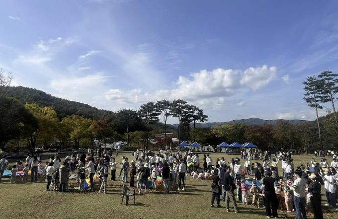 용인특례시는 유아숲 특별 프로그램인 '꼬마마법사의 단풍숲 놀이터' 행사를 개최했다
