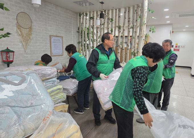 광명시 광명5동 새마을지도자협의회와 새마을부녀회는 지난 28일 관내 어려운 어르신과 취약계층을 돕기 위해 ‘따뜻한 겨울 이불 나눔 행사’를 열었다.