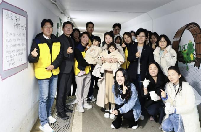 이상일 용인특례시장은 2일 동백호수공원 벽화그리기 현장을 찾아 봉사자들을 격려했다