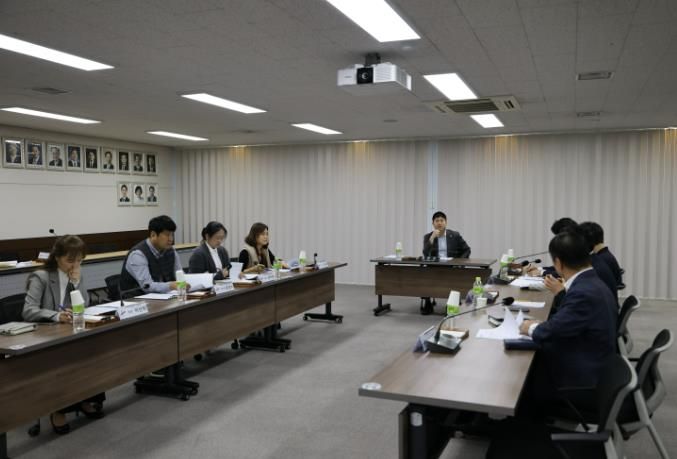 안산시의회 최찬규 의원이 실무부서의 의견을 청취하고 있다.