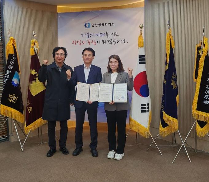 이성균 안산상공회의소 사무처장(가운데)과 은수연 안산글로벌청소년센터 실장(오른쪽 첫번째)이 이주배경 청소년 진로활동 지원을 위한 업무협약 체결을 마치고 함께 기념촬영을 하고 있다.