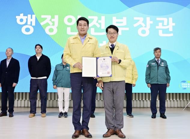 재난안전과장(왼쪽)과 경기도 행정2부지사가 표창 수상 후 기념 촬영을 하고 있다.