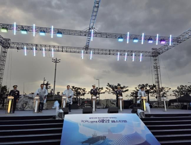 2025 평택 해양페스티벌에서 퍼포먼스 하는 모습