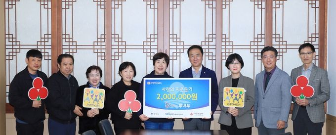 왼쪽부터 통복시장상인회 성현필 청년부회장, 이철수 회장, 박선녀 여성부회장, 송호일 총무이사, 손용덕 부녀회장, 정장선 평택시장, 평택시 김보경 일자리경제과장, 평택행복나눔본부 나눔국장 황성식, 평택시 일자리경제과 김두희 전통시장팀장