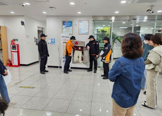 광명시 광명5동 행정복지센터는 4일 광남119안전센터와 함께 공공기관 합동 소방훈련을 실시했다.