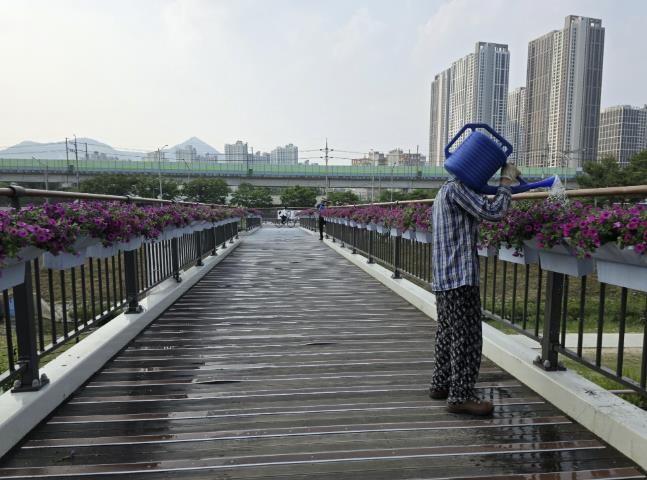 갈매동 매화교 난간 화분 유지·보수, 동구동 경로당 시설 정비사업 등이 진행되었다.