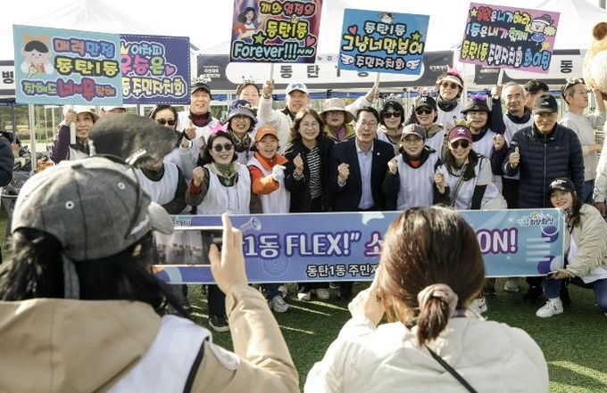 9일 화성특례시 주민자치 소통한마당 행사에서 정명근 화성특례시장이 시민들과 함께 기념촬영을 하고 있다