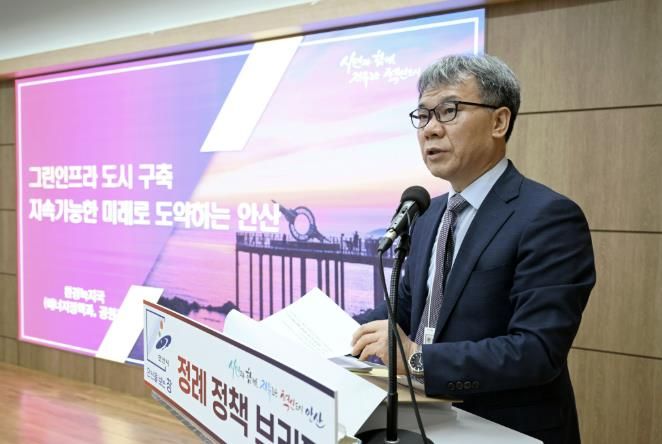 김민 환경녹지국장이 11일 오전 시청 제1회의실에서 열린 언론브리핑을 통해 노후 공원 리뉴얼 사업 추진에 대해 설명하고 있다.