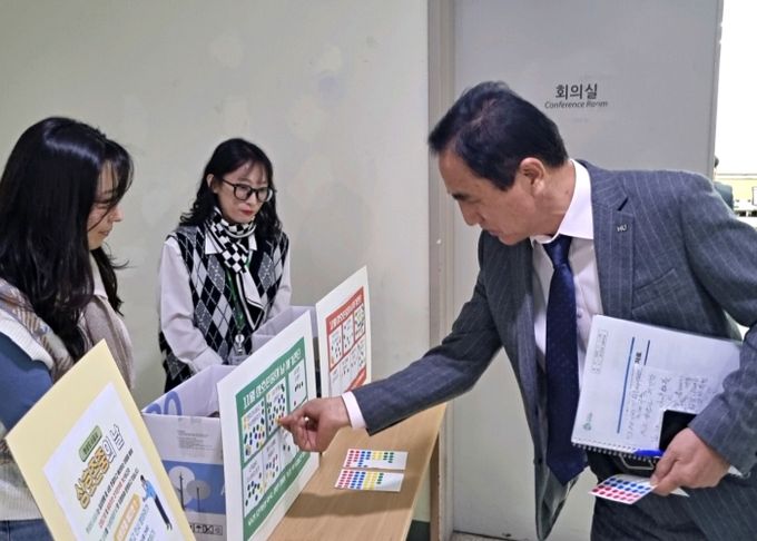 HU공사 한병홍 사장이 ‘상호 존중 에티켓 자가 진단’ 행사에 참여중이다.