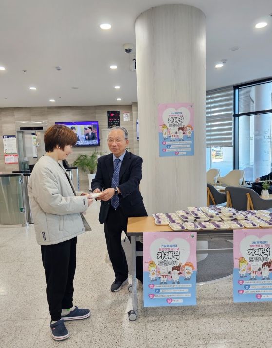 여주도시공사, 체육센터 농업인의 날 기념 가래떡 나눔 행사