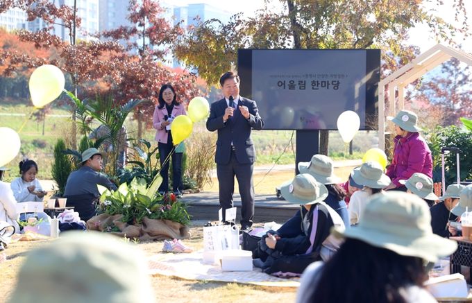 박승원 광명시장이 지난 15일 안양천 지방정원 시범구간에서 개최한 '정원 어울림 한마당'에 참석해 인사말을 하고 있다.