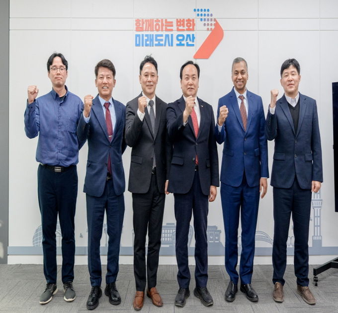 (왼쪽 두 번째부터) 박광선 어플라이드 머티어리얼즈 코리아 대표, 이권재 오산시장, 사티시 쿠푸라오 어플라이드 머티어리얼즈 반도체 운영 총괄 부사장 등이 어플라이드 컬래버레이션 센터 코리아 부지에서 현장점검 후 기념촬영을 하고 있다.