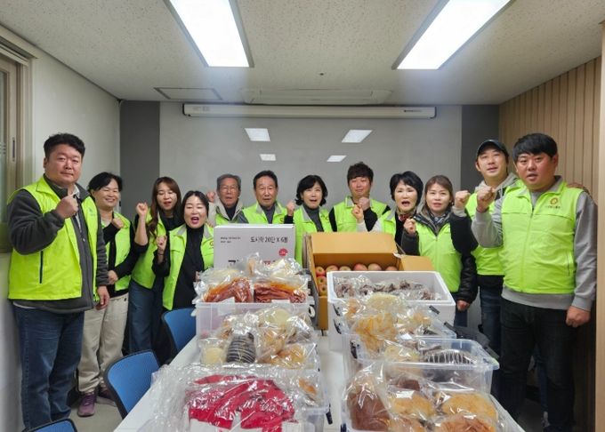 6지역 1지대 라이온스클럽 식료품 후원 기념촬영