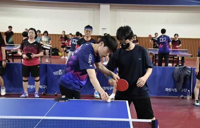 재능기부 프로그램 참가자가 프로 선수에게 노하우를 직접 전수 받고 있다.