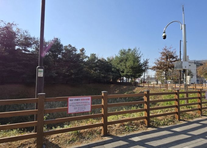 고양시 일산서구, 덕이 제1저류지 노후 안전휀스 교체- 도시미관 고려, 목재 울타리 형태로 재설치…2011년 설치 이후 14년 만에 새 단장