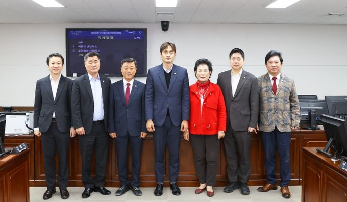 안산시의회가 24일 제300회 제2차 정례회 예산결산특별위원회 구성과 예산결산특별위원회 위원장 및 부위원장 선출을 마쳤다. 사진 왼쪽부터 송바우나 유재수 김재국 위원, 선현우 위원장 이진분 부위원장 최찬규 한갑수 위원의 모습