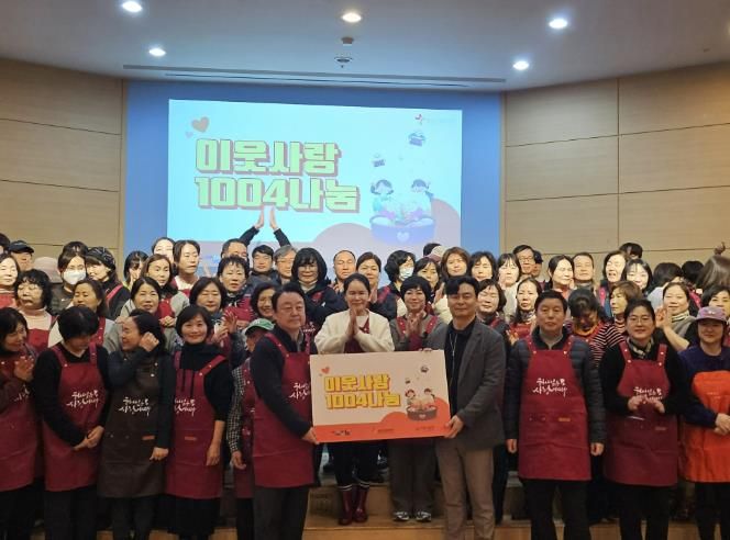 송내사랑의교회에서 김장김치 500박스, 라면 165박스 전달식 모습