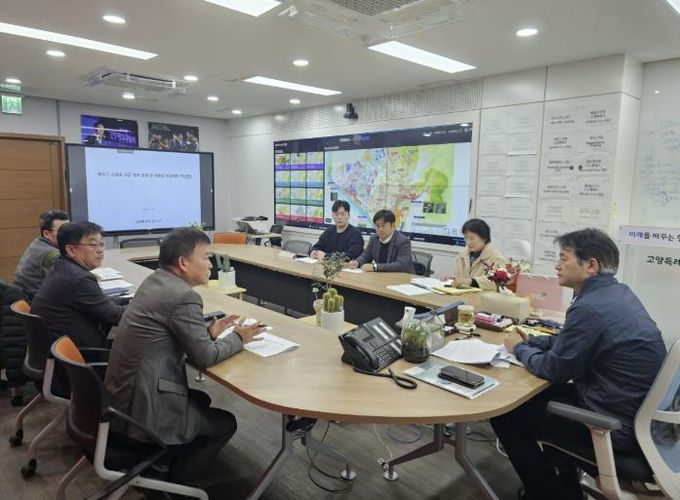 이동환 고양시장이 고양시 상하수도 사업소 관계자로부터 하수도 요금 소급 부과 결과 보고를 받고 있다.