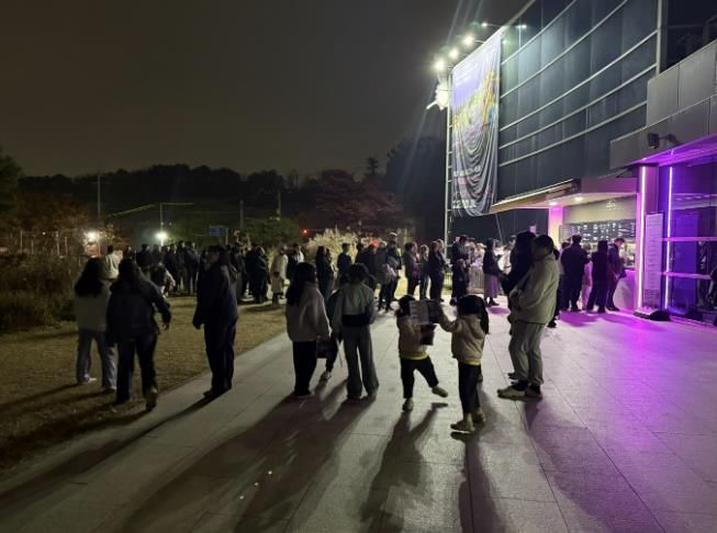 루미나래 입장을 위해 현장 발권을 하는 시민들