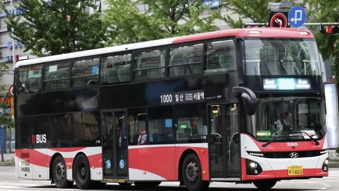 고양시에서 서울시로 운행하는 1000번 직행좌석버스 노선에 투입된 2층 버스