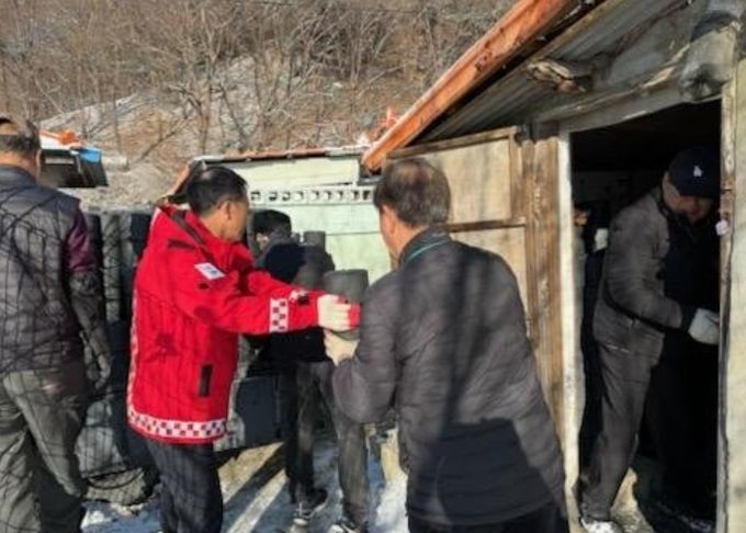 포천시 이동면 지역사회보장협의체·행복마을관리소, 취약계층에 연탄 전달